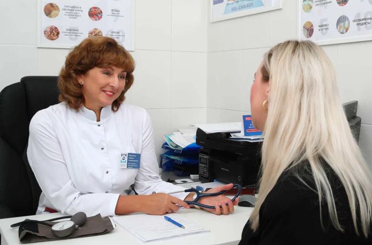 Врач-кардиолог, врач функциональной диагностики Марина Владимировна Воронкина на приеме с пациентом