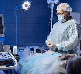 Врач сердечно-сосудистый хирург, флеболог, колопроктолог Кислицин А.Ю. в операционной