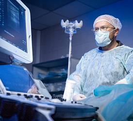 Врач сердечно-сосудистый хирург, флеболог, колопроктолог Кислицин А.Ю. в операционной