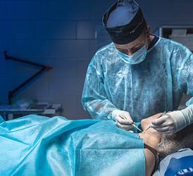 Врач-хирург, онколог, торакальный хирург Шокало П.В. в операционной