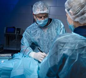 Врач-уролог, хирург, онколог Аль Юсеф М.А. в операционной