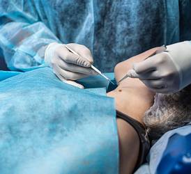 Врач-хирург, онколог, торакальный хирург Шокало П.В. в операционной