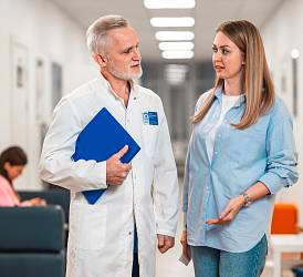 Врач-невролог, мануальный терапевт, рефлексотерапевт Пятков С.А. с пациентом