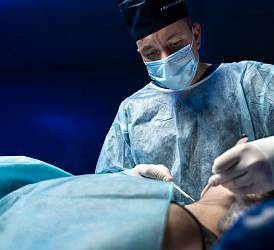 Врач-хирург, онколог, торакальный хирург Шокало П.В. в операционной