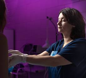 Врач-колопроктолог, хирург, онколог, маммолог, кмн, Русецкая М.О. выполняет осмотр пациента