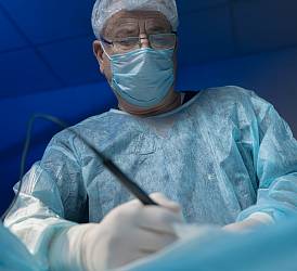 Врач-уролог, хирург, онколог Аль Юсеф М.А. в операционной